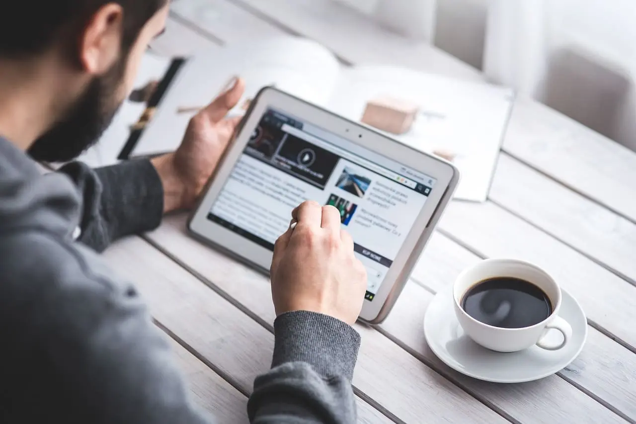 Persona leyendo de una tablet la newsletter de Adminventa