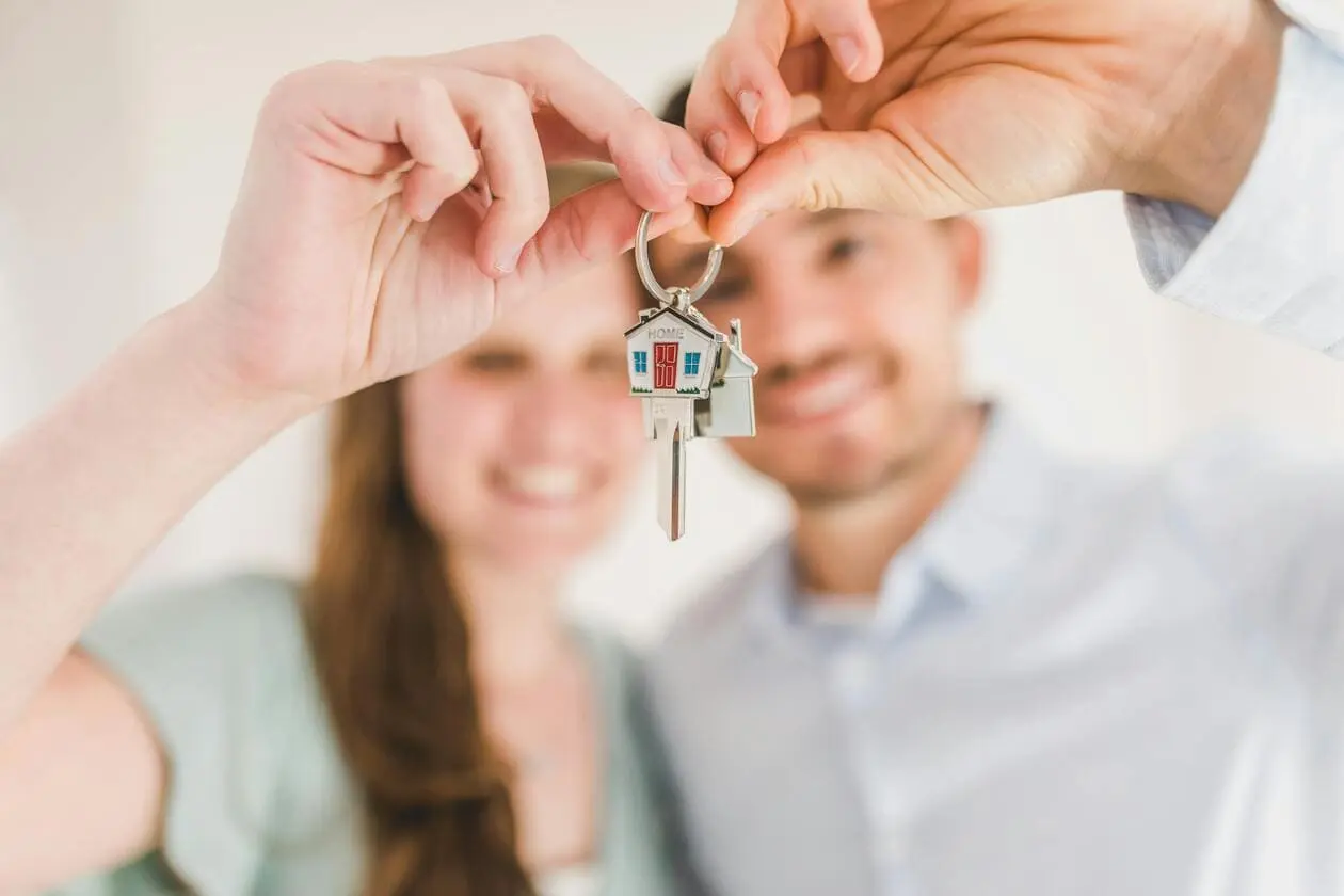 Familia de Adminventa con las llaves de una casa